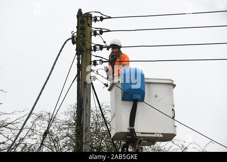 Remplacement d'électricien électricité généraux secteur Câbles pour Western Power Distribution La distribution de l'électricité de l'opérateur réseau Banque D'Images