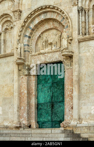 Portail de bronze de la cathédrale Santa Maria della Purificazione, détails de la décoration architecturale. Termoli, Molise, Italie. Banque D'Images