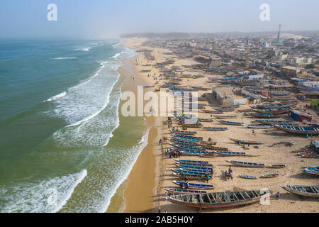 Vue aérienne du village de pêcheurs, les bateaux de pêche pirogues à Kayar, au Sénégal. Photo faite par drone depuis au-dessus. Paysages de l'Afrique. Banque D'Images