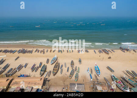 Vue aérienne du village de pêcheurs, les bateaux de pêche pirogues à Kayar, au Sénégal. Photo faite par drone depuis au-dessus. Paysages de l'Afrique. Banque D'Images