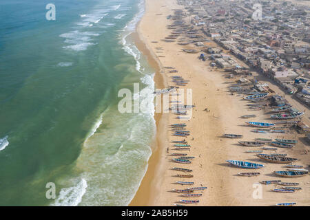 Vue aérienne du village de pêcheurs, les bateaux de pêche pirogues à Kayar, au Sénégal. Photo faite par drone depuis au-dessus. Paysages de l'Afrique. Banque D'Images