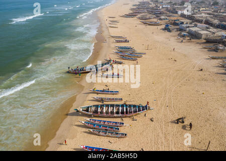 Vue aérienne du village de pêcheurs, les bateaux de pêche pirogues à Kayar, au Sénégal. Photo faite par drone depuis au-dessus. Paysages de l'Afrique. Banque D'Images
