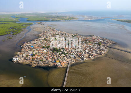 Vue aérienne de Joal Fadiouth. Site de l'UNESCO Photo faite par drone depuis au-dessus. Paysages de l'Afrique. Banque D'Images