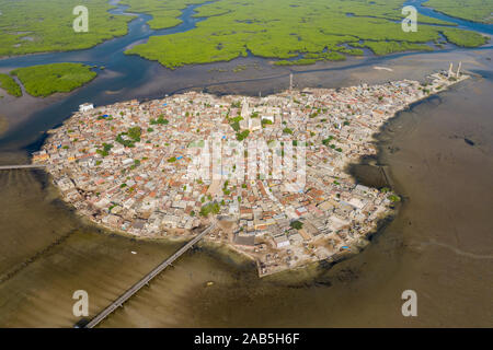 Vue aérienne de Joal Fadiouth. Site de l'UNESCO Photo faite par drone depuis au-dessus. Paysages de l'Afrique. Banque D'Images