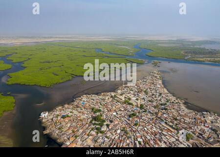 Vue aérienne de Joal Fadiouth. Site de l'UNESCO Photo faite par drone depuis au-dessus. Paysages de l'Afrique. Banque D'Images