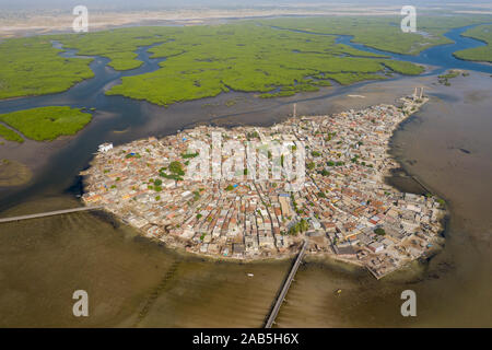 Vue aérienne de Joal Fadiouth. Site de l'UNESCO Photo faite par drone depuis au-dessus. Paysages de l'Afrique. Banque D'Images