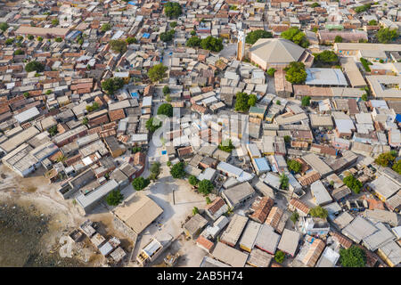 Vue aérienne de Joal Fadiouth. Site de l'UNESCO Photo faite par drone depuis au-dessus. Paysages de l'Afrique. Banque D'Images