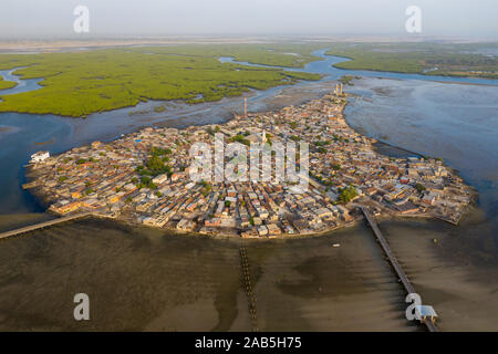 Vue aérienne de Joal Fadiouth. Site de l'UNESCO Photo faite par drone depuis au-dessus. Paysages de l'Afrique. Banque D'Images
