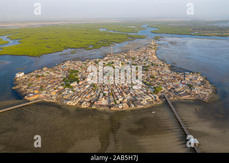 Vue aérienne de Joal Fadiouth. Site de l'UNESCO Photo faite par drone depuis au-dessus. Paysages de l'Afrique. Banque D'Images