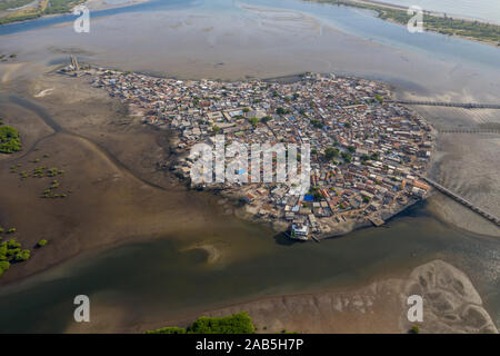 Vue aérienne de Joal Fadiouth. Site de l'UNESCO Photo faite par drone depuis au-dessus. Paysages de l'Afrique. Banque D'Images