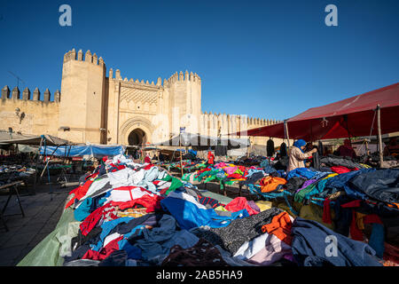 Fes, Maroc. Le 9 novembre 2019. Les stands de vendeurs de vêtements dans la grande Place Boujloud Banque D'Images