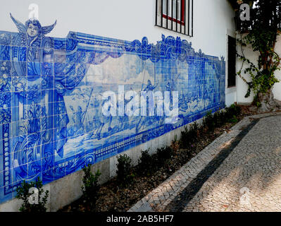 Carreaux de céramique bleu et blanc peinture murale sur l'église de Santa Luzia à Lisbonne, Portugal représentant une scène de bataille de l'automne de Lisbonne Banque D'Images