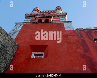 Le mur peint en rouge d'un côté du château, à Sintra, près de Lisbonne au Portugal connu comme le palais de Pena à São Pedro de Penaferrim Banque D'Images