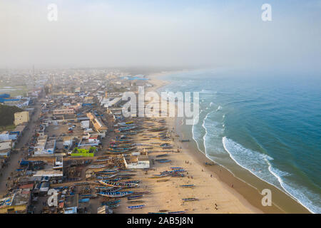 Vue aérienne du village de pêcheurs, les bateaux de pêche pirogues à Kayar, au Sénégal. Photo faite par drone depuis au-dessus. Paysages de l'Afrique. Banque D'Images