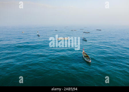 Vue aérienne du village de pêcheurs, les bateaux de pêche pirogues à Kayar, au Sénégal. Photo faite par drone depuis au-dessus. Paysages de l'Afrique. Banque D'Images