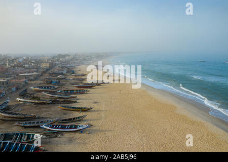Vue aérienne du village de pêcheurs, les bateaux de pêche pirogues à Kayar, au Sénégal. Photo faite par drone depuis au-dessus. Paysages de l'Afrique. Banque D'Images