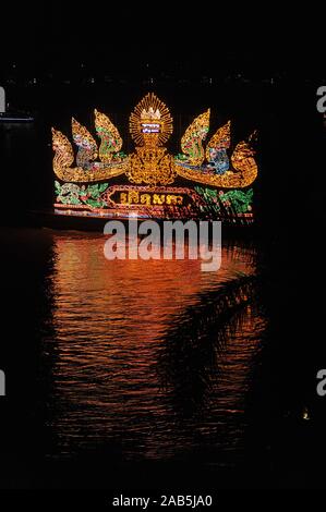 Un flotteur lumineux jette sa réflexion sur la rivière Tonle Sap au cours de la fête de l'eau du Cambodge, Phnom Penh, Cambodge. © Kraig Lieb Banque D'Images