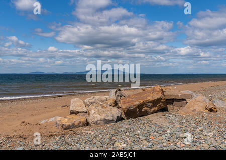 Le littoral et la plage de galets près de Allonby, Cumbria, England, UK Banque D'Images