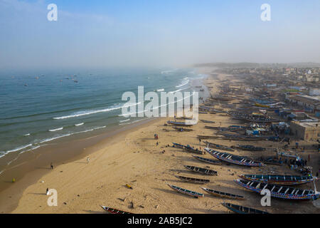 Vue aérienne du village de pêcheurs, les bateaux de pêche pirogues à Kayar, au Sénégal. Photo faite par drone depuis au-dessus. Paysages de l'Afrique. Banque D'Images