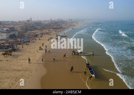Vue aérienne du village de pêcheurs, les bateaux de pêche pirogues à Kayar, au Sénégal. Photo faite par drone depuis au-dessus. Paysages de l'Afrique. Banque D'Images