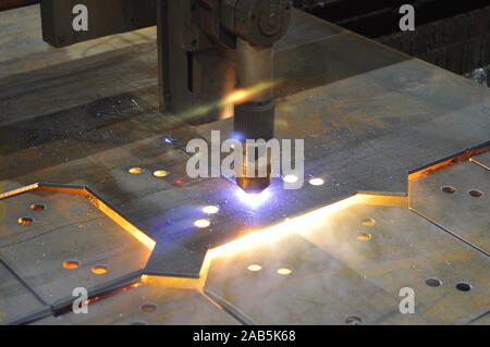 Metal cutting. Le processus de la coupe du métal à l'aide de découpage plasma. Banque D'Images