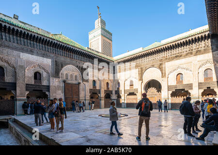 Fes, Maroc. Le 9 novembre 2019. Cour intérieure décorée dans la madrasa Bou Inania complexe Banque D'Images