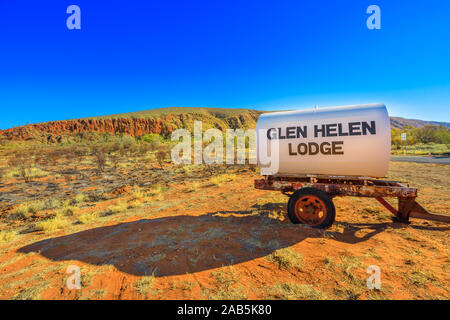 Glen Helen, Territoire du Nord, Australie - Aug 17, 2019 : Glen Helen Lodge sign le long Red Centre Way n'est que l'hébergement dans Tjoritja - Ouest Banque D'Images