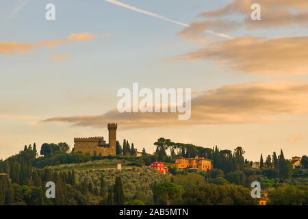 Vue pittoresque de Torre del Gallo, un néo-château médiéval situé sur une colline surplombant Florence, au coucher du soleil, Toscane, Italie Banque D'Images