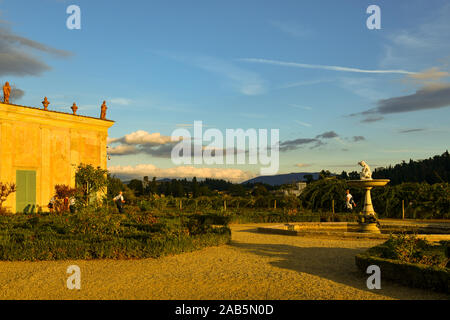 Vue sur le jardin du chevalier dans le jardin de Boboli du Palais Pitti avec le Chevalier Palace et la fontaine des singes, Florence, Toscane, Italie Banque D'Images