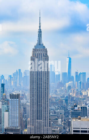 Célèbre vue aérienne de New York dans le cadre d'une journée ensoleillée. Rayons entre les gratte-ciel, et les nuages l'arrière-plan. Concept de voyage. New York, USA. Banque D'Images