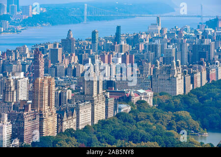 Vue aérienne de Central Park et de la rangée de bâtiments sur l'Upper West Side. La rivière Hudson et George Washington Bridge en arrière-plan. Manhattan, New Y Banque D'Images