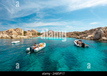 Les touristes non identifiables sur les petits bateaux dans l'eau émeraude du golfe - Parc National de La Maddalena - Parco Nazionale Arcipelago di La Maddalena Banque D'Images