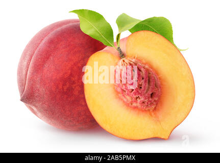 Fruits pêche isolés. Un ensemble de pêche fraîche et demi avec noyau et de feuilles isolées sur fond blanc avec clipping path Banque D'Images