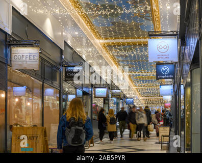 Les lumières de Noël et de détail shoppers au Great Western Arcade, le centre-ville de Birmingham, Birmingham, West Midlands, England, UK. Banque D'Images