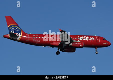 AIRBUS A320 de JETBLUE EN HONORANT LES MARQUAGES DE NEW YORK CITY FIRE DEPARTMENT Banque D'Images