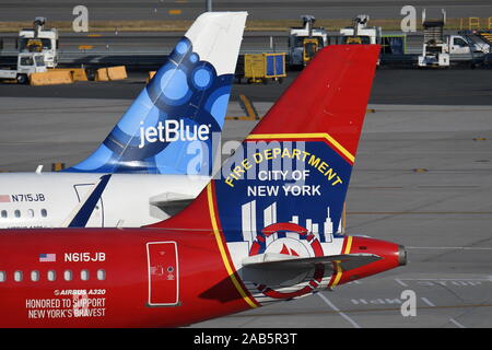 AIRBUS A320 de JETBLUE EN HONORANT LES MARQUAGES DE NEW YORK CITY FIRE DEPARTMENT Banque D'Images