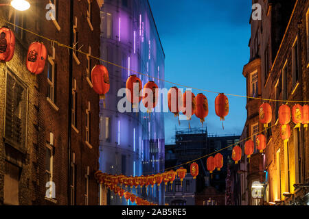 L'Angleterre,Londres,Leslie Street- lanternes chinoises dans le quartier chinois Banque D'Images