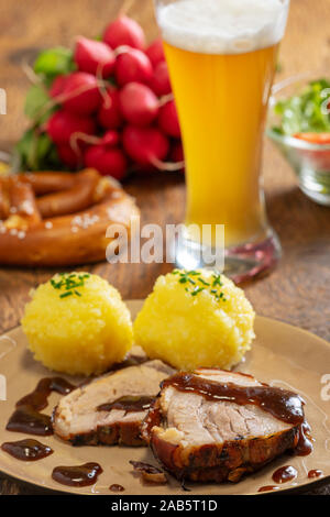 Rôti de porc bavarois avec des boulettes de pommes de terre Banque D'Images