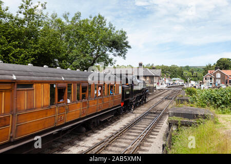 Un train à vapeur arrive en gare de Grosmont, sur le North Yorkshire Moors Railway. Banque D'Images