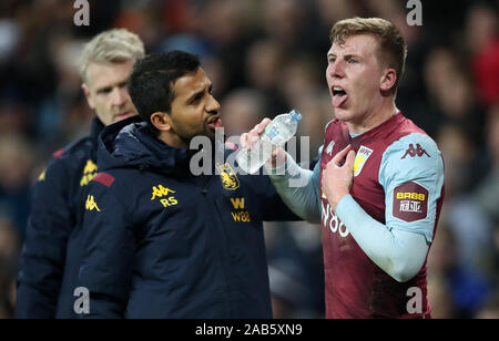 Aston Villa's Matt Targett prend un peu d'eau après avoir été malade sur le terrain au cours de la Premier League match à Villa Park, Birmingham. Banque D'Images