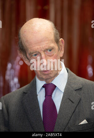 Le prince Edward, duc de Kent lors d'une visite à l'unité d'ingénierie apprenti MGTS si Redditch, Worcestershire. Banque D'Images