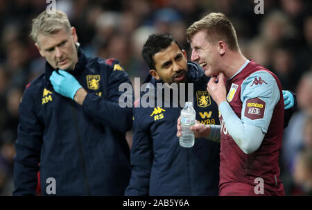 Aston Villa's Matt Targett prend un peu d'eau après avoir été malade sur le terrain au cours de la Premier League match à Villa Park, Birmingham. Banque D'Images