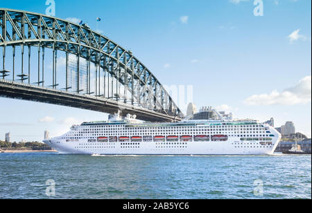 Une photographie d'un navire de croisière passant de Sydney Harbour Bridge Banque D'Images