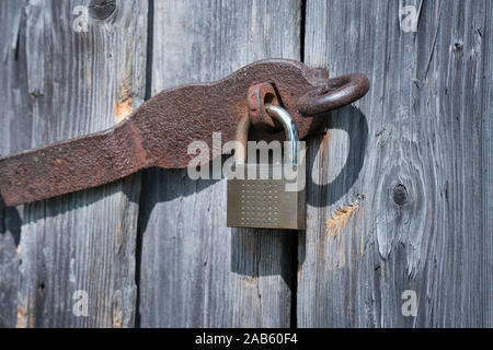 Close up d'un cadenas rouillé à une porte d'abri Banque D'Images