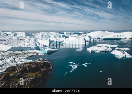 Image aérienne drone Icebergs Vue de dessus - le changement climatique et le réchauffement climatique. Les icebergs de la fonte des glaciers dans la région de icefjord Ilulissat, Groenland. Arctic Banque D'Images