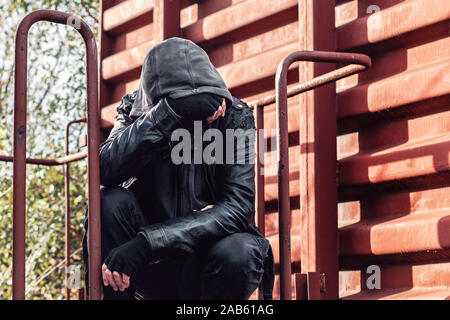 Les sans-abri toxicomane ayant crise d'abstinence, portrait conceptuel avec selective focus Banque D'Images