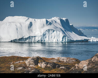 Vue vers à Ilulissat Icefjord. Randonnée à pied facile à la célèbre glacier Kangia près d'Ilulissat au Groenland. Le Fjord glacé d'Ilulissat vu de la Banque D'Images