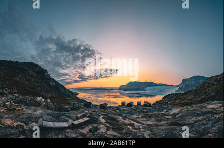 Image panoramique de la Camp Eqi Glacier Eqip Sermia à au Groenland. nature paysage avec lodge cabines. Soleil de minuit et ciel rose. Destination touristique Banque D'Images