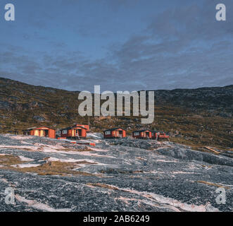 Image panoramique de la Camp Eqi Glacier Eqip Sermia à au Groenland. nature paysage avec lodge cabines. Soleil de minuit et ciel rose. Destination touristique Banque D'Images