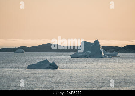 Iceberg au coucher du soleil. La nature et les paysages du Groenland. La baie de Disko. L'ouest du Groenland. Soleil de minuit en été et les icebergs. Big Blue en glace. icefjord Touchés Banque D'Images